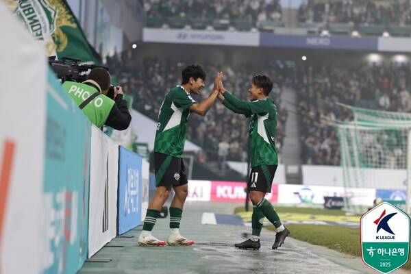 전북현대 전진우와 이승우. 사진┃한국프로축구연맹
