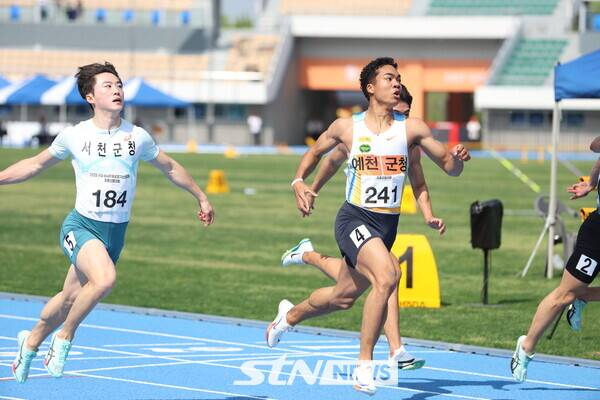 21일 오후 경북 구미시민운동장에서 열린 '2025 구미아시아육상경기선수둰대회 최종선발대회' 100m 결승에 출전해 10초41의 기록으로 정상에 오른 나마디 조엘진이 결승선을 통과하고 있다. 사진┃강명호 기자