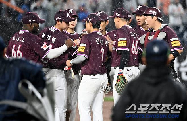 12일 대전 한화생명볼파크에서 열린 키움과 한화의 경기, 키움이 6대2로 승리했다. 승리의 기쁨을 나누는 키움 선수들의 모습. 대전=허상욱 기자wook@sportschosun.com/2025.04.12/