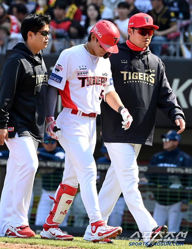 22일 광주KIA챔피언스필드에서 열린 NC와 KIA의 개막전, 3회말 KIA 김도영이 안타를 치고 1루에 나서다 다리통증을 호소하며 교체되고 있다. 광주=허상욱 기자wook@sportschosun.com/2025.03.22/