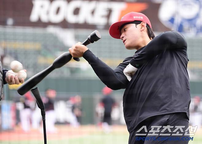 경기 전 타격 훈련을 하고 있는 김도영.