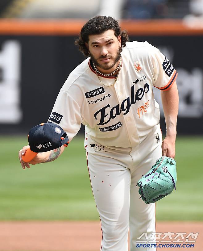 4명의 심판진을 향해 정중하게 인사하는 폰세