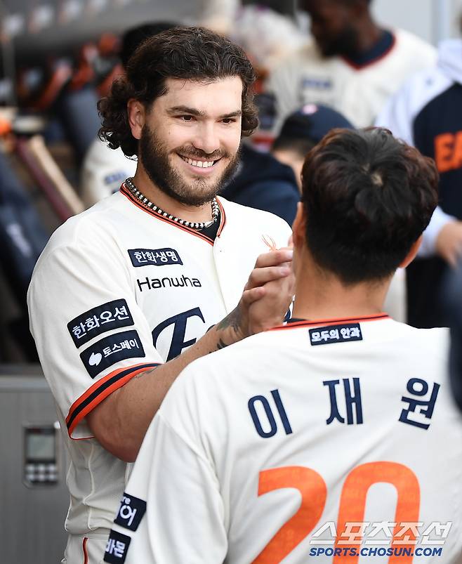 5회까지 호흡을 맞춘 최재훈 포수가 주루 도중 부상으로 교체된 후 이재원이 포수 마스크를 썼다. 이재원에게 고마움을 표하는 폰세