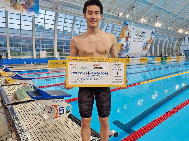 황선우가 3월 27일 경북 김천실내수영장에서 열린 KB금융 코리아 스위밍 챔피언십 자유형 200ｍ 결승에서 1분45초40에 터치패드를 찍고 우승해 국제연맹 기록(1분46초70)을 넘겼다. 사진은 세계선수권대회 5회 연속 출전 확정한 황선우. 사진제공=대한수영연맹