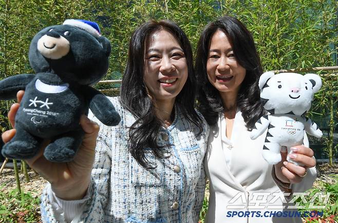 1998년 나가노패럴림픽 최초이자 최고의 알파인 스키어-가이드러너. 김미정 대한장애인체육회 훈련기획부 주임(왼쪽)과 김나미 대한체육회 사무총장이 15일 서울 송파구 올림픽회관에서 재회했다. 각 기관을 대표해 김미정 주임이 평창패럴림픽 마스코트 반다비를, 김나미 총장이 평창올림픽 마스코트 수호랑을 들었다.  송파=박재만 기자 pjm@sportschosun.com/2025.04.15/