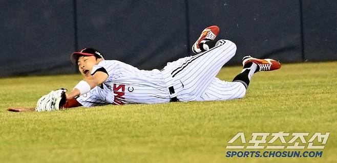 25일 잠실야구장에서 열린 한화와 LG의 경기, 8회초 2사 1루 LG 중견수 박해민이 한화 권광민의 타구를 몸을 날려 잡아내고 있다. 잠실=허상욱 기자wook@sportschosun.com/2025.03.25/