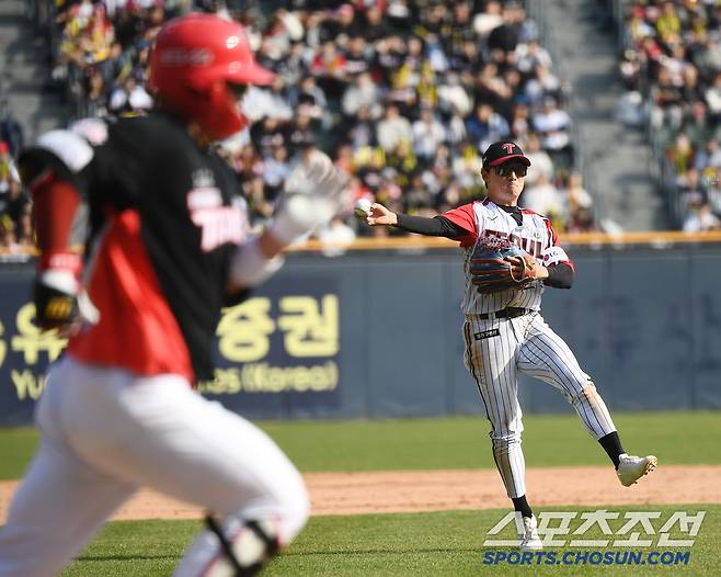6일 서울 잠실구장에서 열린 KIA-LG전. 8회초 무사 한준수의 내야땅볼을 잡은 2루수 신민재가 1루로 송구하고 있다. 잠실=정재근 기자 cjg@sportschosun.com/2025.4.6/