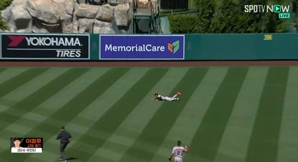 다이빙캐치에 성공한 이정후. ⓒSPOTV 중계화면 캡처