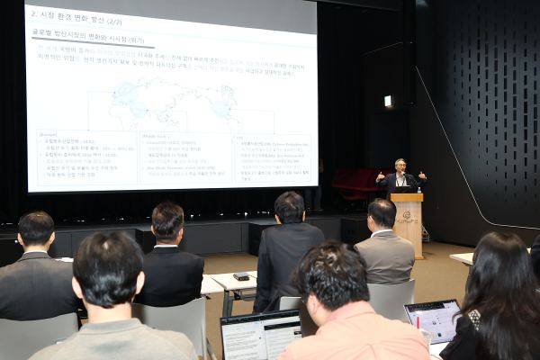 안병철 한화에어로스페이스 전략부문 전략총괄 사장이 지난 8일 서울 중구 한화빌딩에서 미래 비전 설명회를 열고 유상증자 당위성을 설명하고 있다. /한화그룹