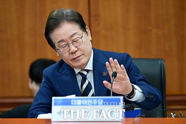 이재명 더불어민주당 대선 예비후보가 21일 오전 서울 여의도 금융투자협회에서 열린 '자본시장 활성화를 위한 정책간담회'에 참석해 마이크를 꺼달라며 두드리고 있다. /남윤호 기자