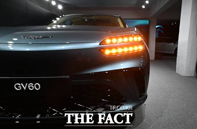 지난 3월 6일 오후 서울 성동구 엠엠성수에서 열린 '제네시스 GV60 부분변경 모델 포토 미디어데이' 행사에 제네시스 GV60이 전시돼 있다. /박헌우 기자