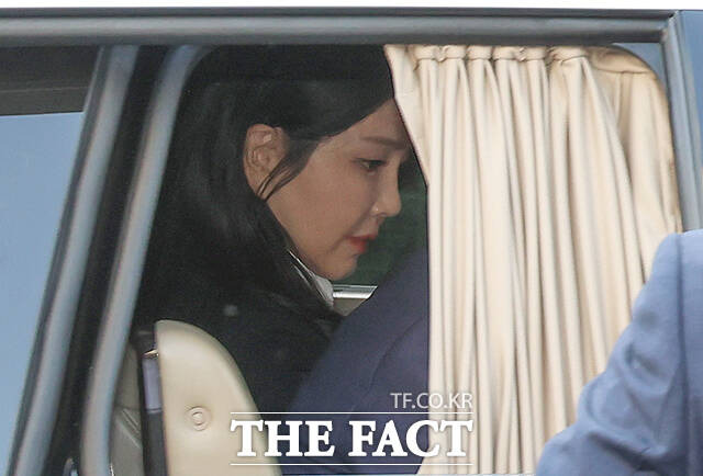 검찰이 김건희 여사가 연루된 공천개입 의혹 관련자들을 연달아 불러 조사하면서 김 여사의 출석 가능성도 가시화되고 있다. 윤석열 전 대통령의 부인 김건희 여사가 11일 오후 서울 용산구 대통령 관저를 떠나고 있다. /서예원 기자