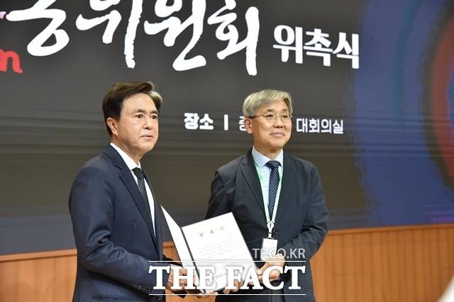 김태흠 충남도지사(왼쪽)가 제2기 충남 쎈(SSEn)농위원회 위원장으로 위촉된 김한호 서울대 교수에게 위촉장을 전달하고 있다. /이정석 기자