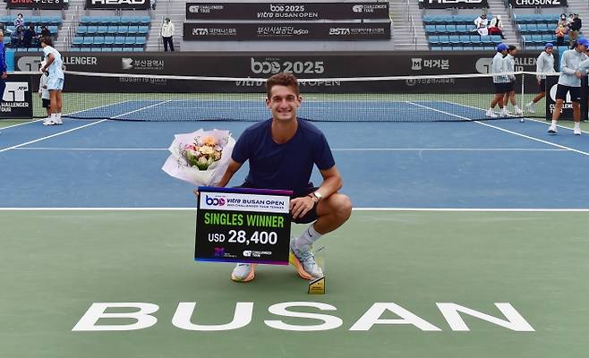 부산오픈에서 생애 3번째 챌린저 트로피를 안은 테렌스 아트만(사진/부산오픈챌린저조직위)