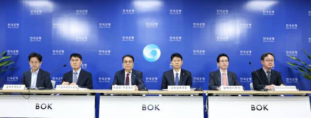 21일 서울 중구 한국은행에서 '2024 지급결제보고서' 설명회가 열렸다. (사진 왼쪽에서 세 번째) 이종렬 부총재보와 이병목 금융결제국장.(사진=한국은행)