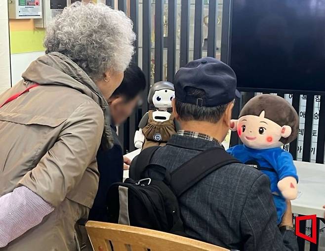 돌봄로봇 '리쿠'와 대화하고, '효돌이'가 부르는 트로트를 듣는 노인들. 이은서 기자