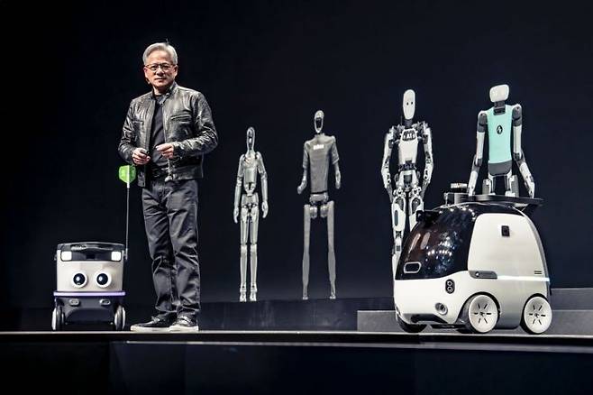 지난해 6월 대만에서 열린 '컴퓨텍스 2024'에서 젠슨 황 엔비디아 CEO가 뉴빌리티 자율주행 로봇 '뉴비'를 소개하고 있다. 뉴빌리티 제공