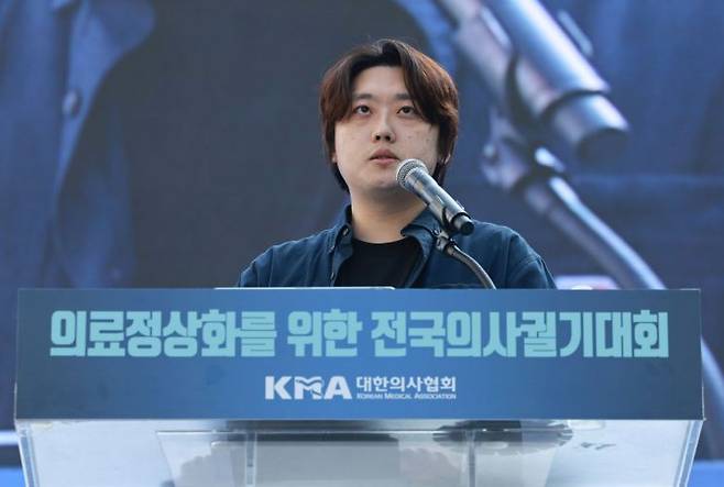 박단 대한전공의협의회 비상대책위원장이 20일 서울 중구 숭례문 인근 세종대로에서 열린 '의료정상화를 위한 전국의사궐기대회'에서 발언하고 있다. 연합뉴스