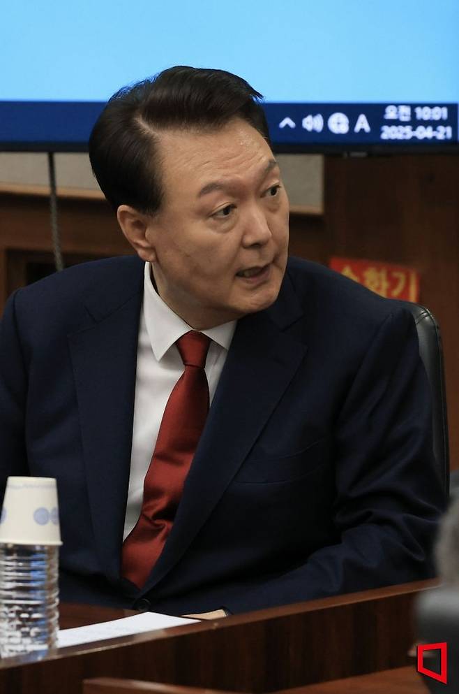 윤석열 전 대통령이 21일 서초동 서울중앙지법에서 열린 내란 우두머리 혐의에 대한 두 번째 정식 재판에 출석하고 있다. 2025.4.21 사진공동취재단
