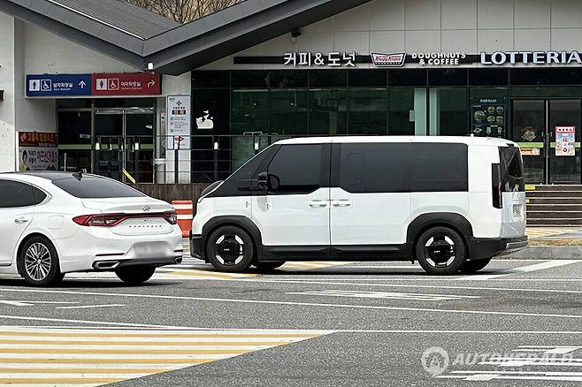 국내 공식 출시를 앞둔 기아 PV5가 지난주 경부고속도로에서 목격됐다. (오토헤럴드 김훈기 기자)
