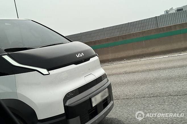 국내 공식 출시를 앞둔 기아 PV5가 지난주 경부고속도로에서 목격됐다. (오토헤럴드 김훈기 기자)