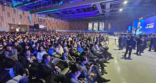 20일 오후 울산 울주군 울산 전시컨벤션센터 A홀에서 더불어민주당 21대 대통령선거 후보자 선출을 위한 영남권 합동연설회가 열리고 있다./뉴시스