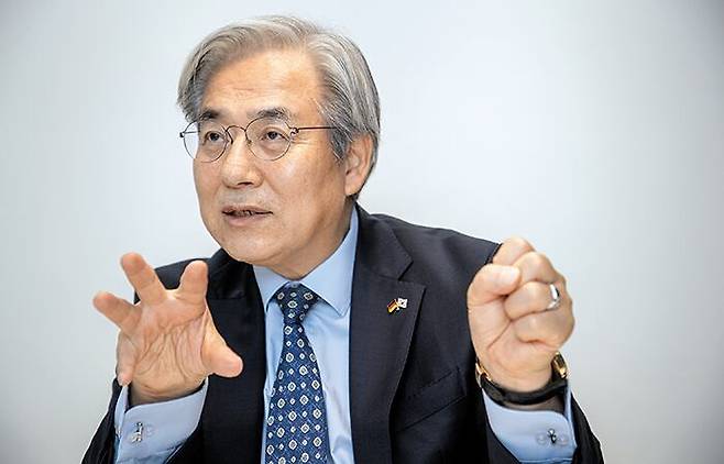 지난 18일 서울 광화문 조선일보미술관에서 김효준(68) 전 BMW코리아 회장이 국내 중소·중견기업을 대상으로 컨설팅을 제공하는 미래컨설팅그룹을 창업한 이유에 대해 설명하고 있다. /김지호 기자