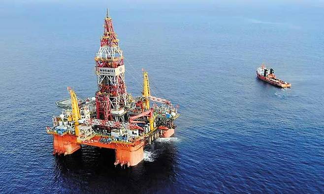 中, 베트남 항의에도 시추 장비 안 빼 - 중국이 2014년 베트남 배타적경제수역에 일방적으로 설치한 시추선. /AP 연합뉴스