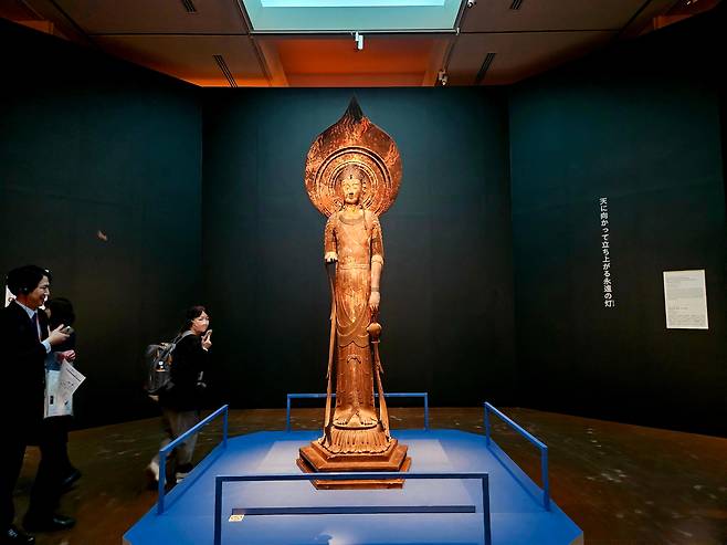 전시 입구에 놓인 나라 호류지 '백제관음'. 높이 210cm. 7세기 아스카시대 불상이다. /허윤희 기자