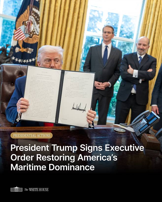도널드 트럼프 미국 대통령이 2025년 4월 9일 미국의 해양 지배력을 회복하고 미국 조선업을 늘려 국가 안보와 경제 번영을 촉진하기 위한 행정 명령에 서명한 뒤 문서를 펼쳐 보이고 있다./White House