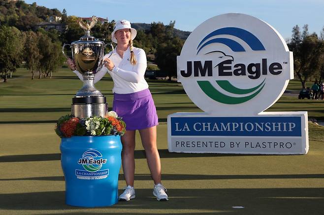 잉그리드 린드블라드가 21일 미국 캘리포니아주 로스앤젤레스 엘 카발레로 컨트리클럽에서 LPGA 투어 JM이글 LA챔피언십 우승 트로피를 들고 있다./AFP 연합뉴스