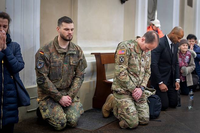 지난달 30일 리투아니아 수도 빌뉴스의 대성당(바실리카)에서 열린 실종 미군 4명에 대한 추모 미사에서 독일과 미국에서 온 미군들이 기도하고 있다./AP 연합뉴스