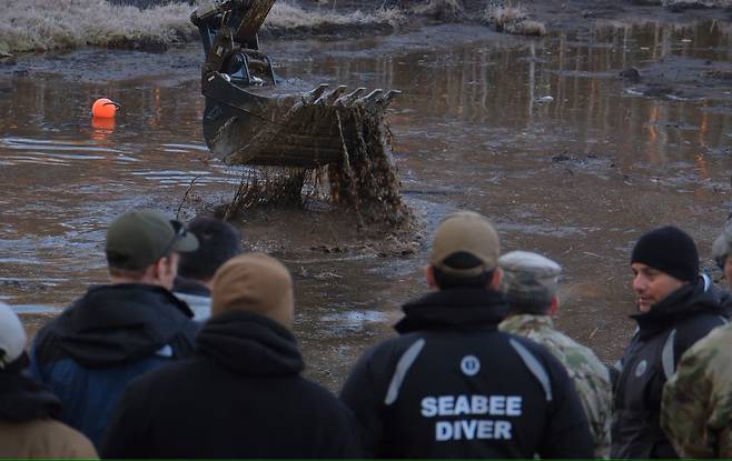 겉에서 볼 때는 일반적인 습지 같았지만, 유해 요소가 가득한 늪이었고 잠수해도 시계는 제로였다./미 육군