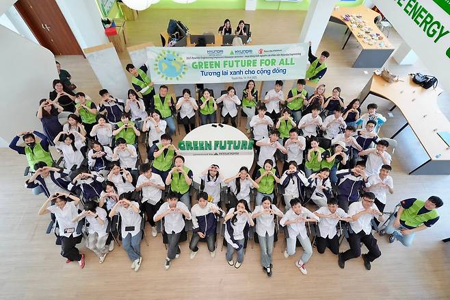 지난 15일(현지 시각) 베트남 타인호아성 ‘기후변화 대응 교육센터’에서 현대엔지니어링 글로벌 봉사단과 학생들이 기념사진을 촬영하고 있다. /현대엔지니어링 제공