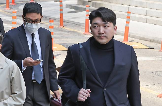 최형록(오른쪽) 발란 대표이사가 지난 3일 오후 서울 서초구 서울회생법원에서 열린 발란 대표자 회생절차 심문기일에 출석하고 있다. /뉴스1