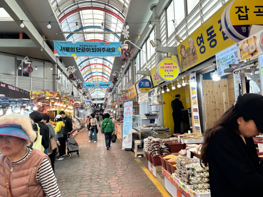 18일 대전 중구 태평시장에서 시민들이 장을 보고 있다. 유혜인 기자