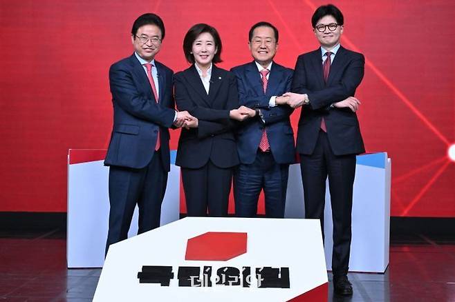 이철우·나경원·홍준표·한동훈 21대 대선 국민의힘 예비후보자(사진 왼쪽부터)가 20일 서울 강서구 ASSA아트홀에서 열린 B조 토론회에 참석해 기념촬영을 하고 있다. ⓒ국회사진취재단
