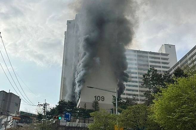 21일 오전 서울 관악구 봉천동 21층 규모 아파트에서 불이 나 소방당국이 진압 중이다.ⓒ연합뉴스