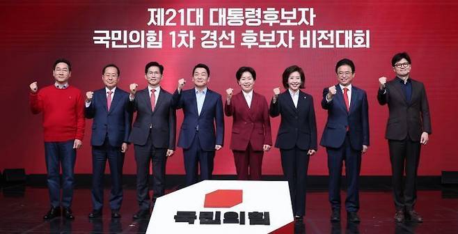 18일 오후 서울 강서구 ASSA아트홀에서 열린 '21대 대통령후보자 국민의힘 1차 경선 후보자 비전대회' 에 참석한 후보들이 기념촬영 하고 있다. 왼쪽부터 유정복·홍준표·김문수·안철수·양향자·나경원·이철우·한동훈 후보 ⓒ뉴시스