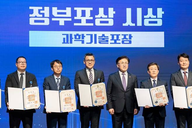 21일 서울 강남구 한국과학기술회관에서 열린 제58회 과학의 날 기념식에서 두산에너빌리티 송용진 전략·혁신 부문장(왼쪽에서 세번째)이 과학기술 분야 포장을 수상했다.ⓒ두산에너빌리티