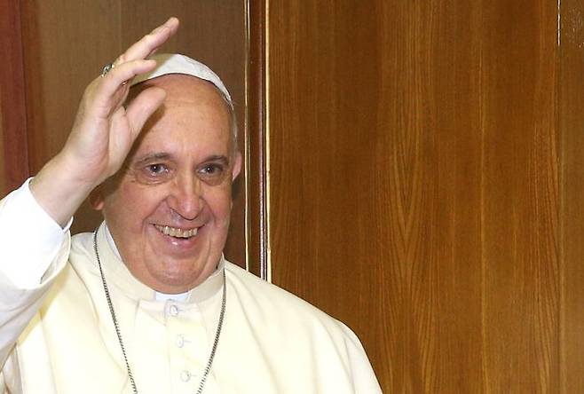 2014년 8월 18일 경기도 성남 서울공항에서 출국 전 마지막으로 손을 흔들며 인사하고 있는 프란치스코 교황. ⓒ 뉴시스