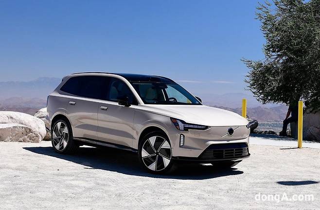 볼보 EX90(2025 세계 올해의 럭셔리차)