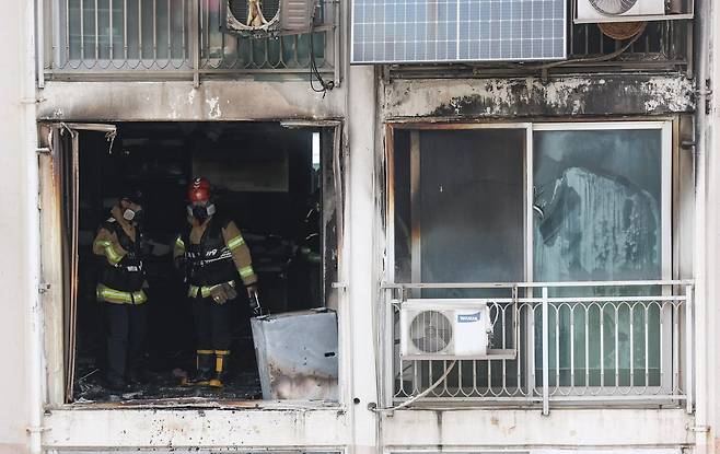 21일 오전 서울 관악구 봉천동의 한 아파트에서 화재가 발생해 소방대원들이 현장 감식을 하고 있다. 뉴시스