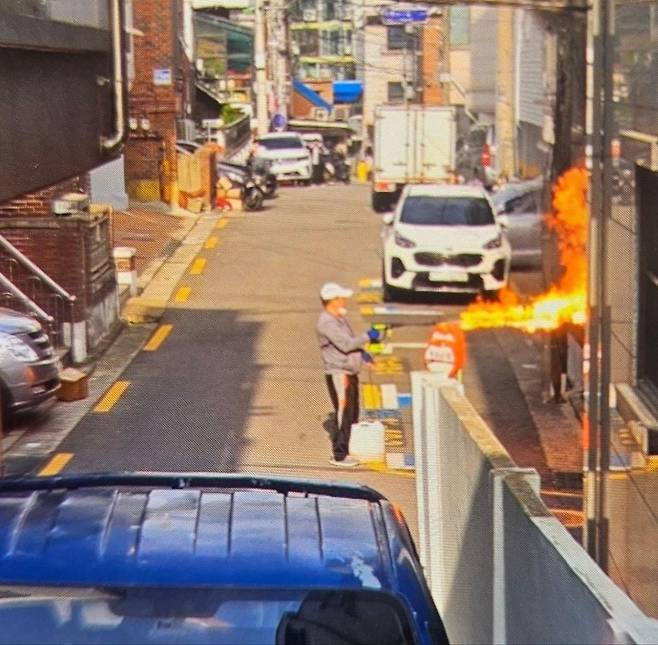 21일 서울 관악구에서 60대 방화범이 농약살포기로 주택에 불을 지르고 있다. 이 남성은 이날 봉천동 아파트에서 불을 지른 뒤 사망했다. SNS캡처