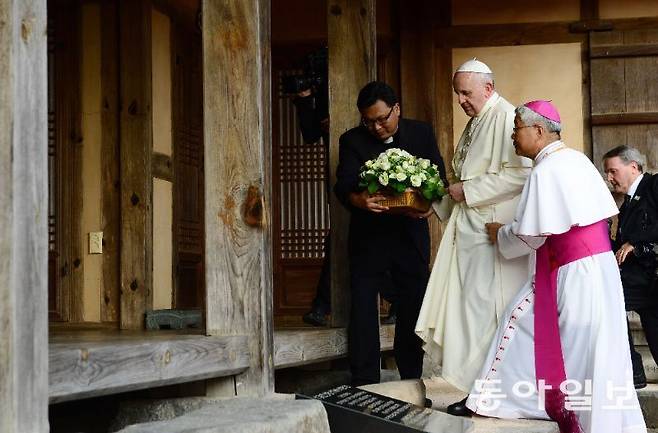 2014년 8월 방한 당시 충남 당진 김대건 신부 생가를 방문한 프란치스코 교황. 동아일보 DB