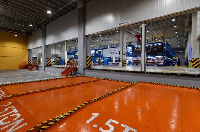 오배송 방지 위한 바코드 스캐너와 상차시간 절감 위한 출하루트별 스테이션 배치를 통해 효율성 높인 한국토요타 부품물류센터 출하구역. 한국토요타 제공