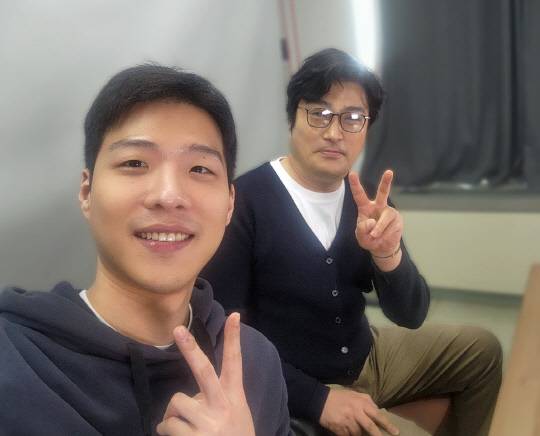 디지털타임스 사옥의 유튜브 스튜디오에서 '희대의 NOW 구독중' 인터뷰를 마치고 셀카 포즈를 취하며 여전히 여전히 소년 같은 미소를 보이는 스맵(송경호)이지만 10대와 20대, 남들 같으면 이제 입사를 고민할 시기에 벌써 남들과 많은 경험으로 삶을 다져온 그는 여느 인플루언서보다도 어른스러움을 느끼게 하는 속이 꽉찬 청년이었다.