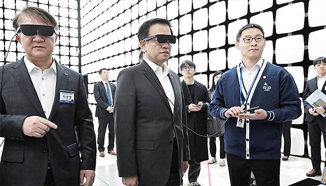 지난 2월 최상목(가운데) 당시 대통령 권한대행이 첨단의료기기개발지원센터에서 시각장애인용 AR 글라스를 착용해 보고 있다. /오송첨단의료산업진흥재단