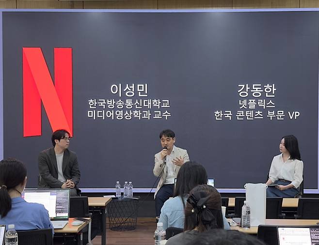 넷플릭스는 21일 서울 광화문에서 '넷플릭스 인사이트' 간담회를 개최했다. (왼쪽부터) 이성민 한국방송통신대 교수, 강동한 넷플릭스 한국 콘텐츠 부문 총괄(VP)