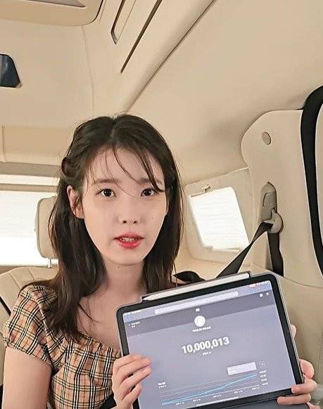드라마 '폭싹 속았수다' 글로벌 인기에 1000만 유튜버 된 가수 겸 배우 아이유. 뉴스1